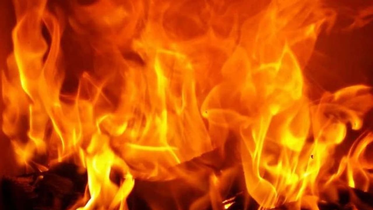 എടവണ്ണപ്പാറ ബസ് സ്റ്റാന്‍റിൽ തീ പിടിത്തം: ഒരു ബേക്കറി പൂർണമായും കത്തിനശിച്ചു