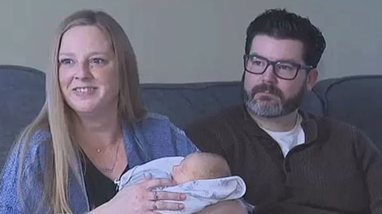 ഭക്ഷ്യവിഷബാധയാകുമെന്ന് ആദ്യം കരുതി; കടുത്ത വയറുവേദന അനുഭവപ്പെട്ടു, ബാത്ത്റൂമിൽ പോയതും കുഞ്ഞിന് ജന്മം നല്കി ഭക്ഷ്യവിഷബാധയാകുമെന്ന് ആദ്യം കരുതി; കടുത്ത വയറുവേദന അനുഭവപ്പെട്ടു, ബാത്ത്റൂമിൽ പോയതും കുഞ്ഞിന് ജന്മം നല്കി