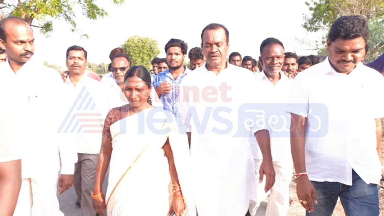 కేసీఆర్కు షాక్: ఎమ్మెల్యే చిరుమర్తి భార్య కోమటిరెడ్డి వైపు కేసీఆర్కు షాక్: ఎమ్మెల్యే చిరుమర్తి భార్య కోమటిరెడ్డి వైపు