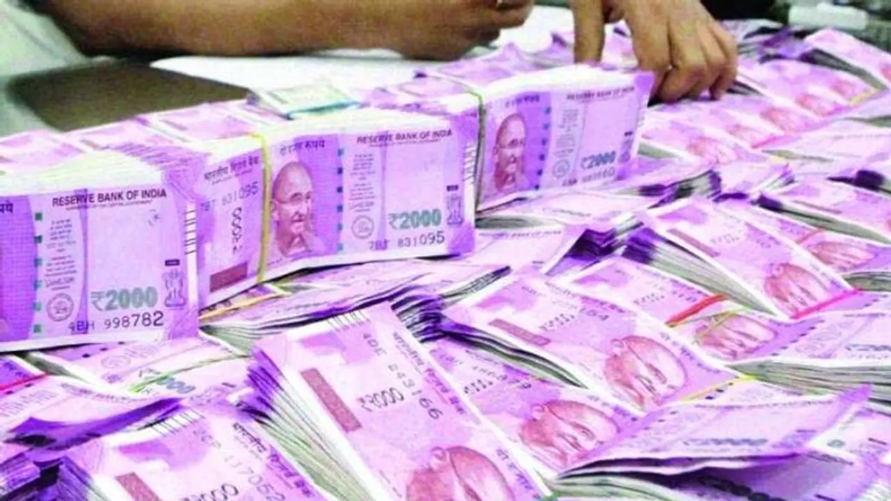 రూ. 1.5 కోట్లు సీజ్: దినకరన్ పార్టీకి చెందిన వ్యక్తి డబ్బు రూ. 1.5 కోట్లు సీజ్: దినకరన్ పార్టీకి చెందిన వ్యక్తి డబ్బు