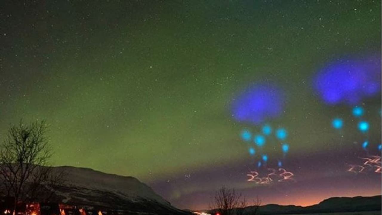 ಆಗಸದಲ್ಲಿ ವಿಚಿತ್ರ ನೀಲಿ ದೀಪ: ಏಲಿಯನ್ ಶಿಪ್ ಅಂದುಕೊಂಡ್ರು ಪಾಪ!