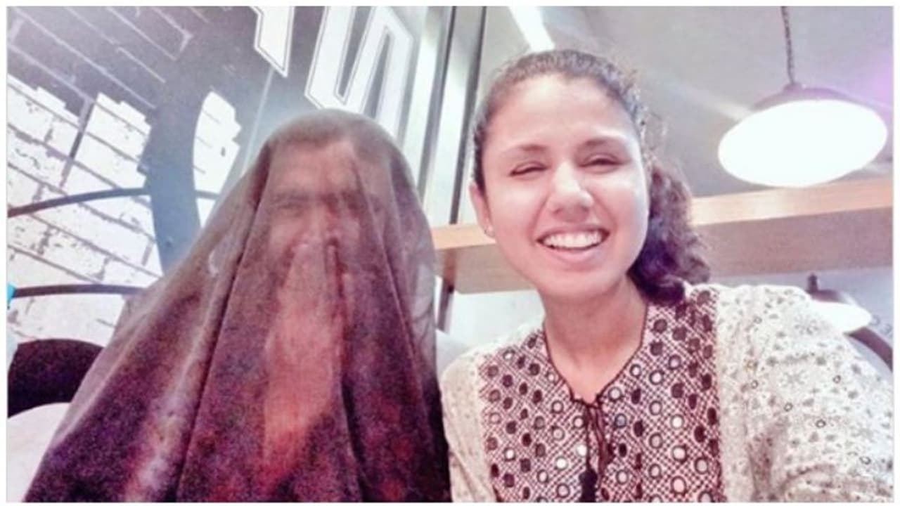 கணவருக்கு பர்தா அணிவித்து ஓட்டலுக்கு அழைத்து வந்த மனைவி..! காரணம் என்ன..? கணவருக்கு பர்தா அணிவித்து ஓட்டலுக்கு அழைத்து வந்த மனைவி..! காரணம் என்ன..?