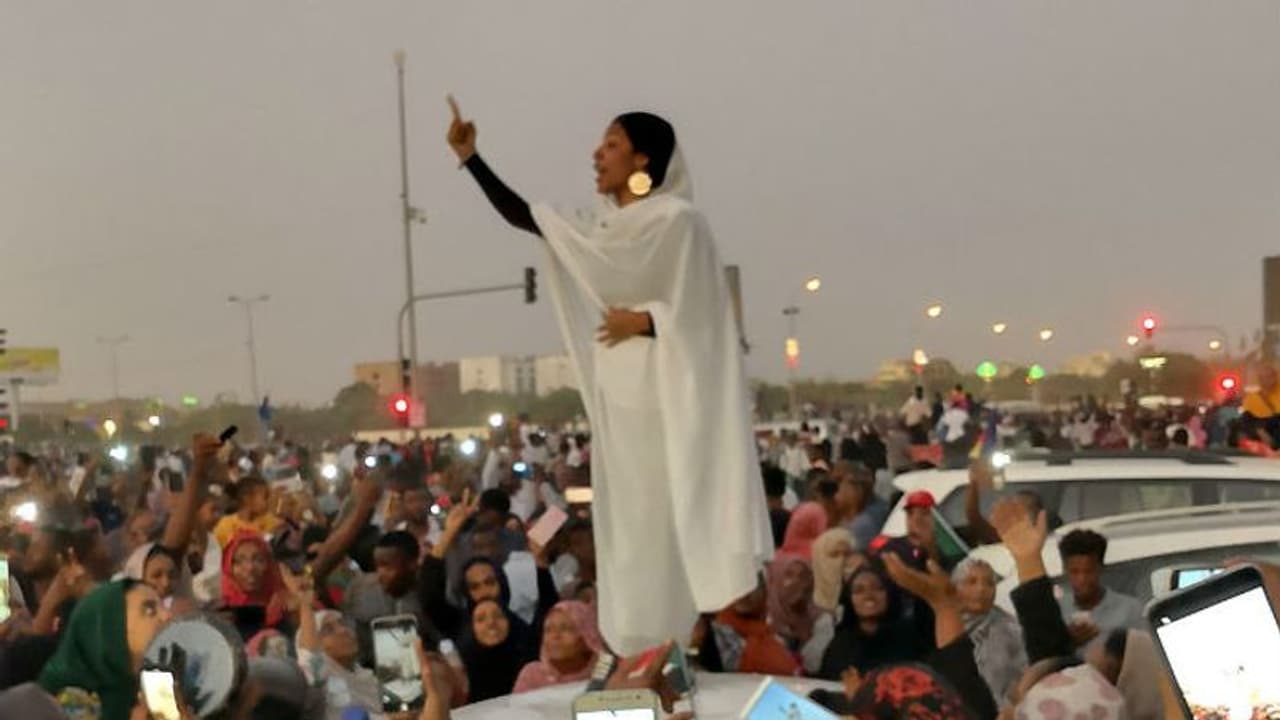 അവളുടെ ചുവടുകളിലും നോട്ടത്തിലും വീണുപോകുന്ന സ്ത്രീകള്! അവളുടെ ചുവടുകളിലും നോട്ടത്തിലും വീണുപോകുന്ന സ്ത്രീകള്!