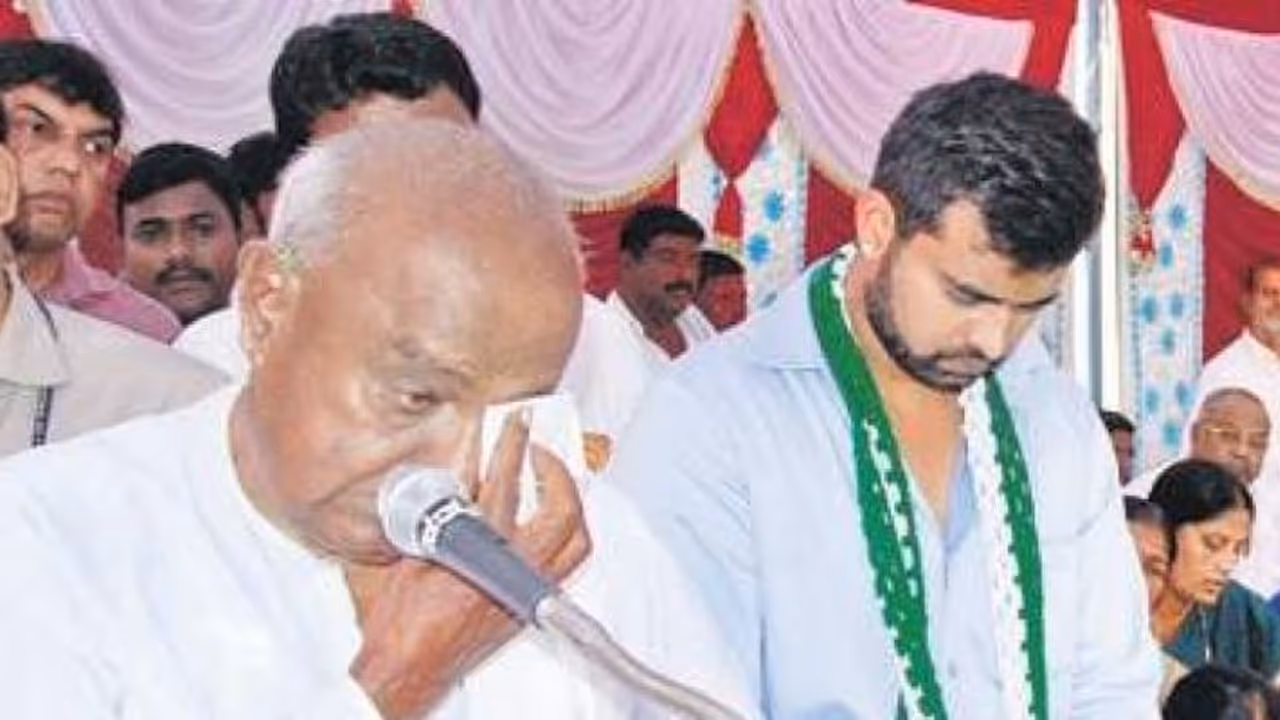 ನಾನು ದೇವೇಗೌಡರ ನಿಯತ್ತಿನ ನಾಯಿ ಎಂದ ಶಾಸಕ: ಕಣ್ಣೀರಿಟ್ಟ ಮಾಜಿ ಪಿಎಂ ನಾನು ದೇವೇಗೌಡರ ನಿಯತ್ತಿನ ನಾಯಿ ಎಂದ ಶಾಸಕ: ಕಣ್ಣೀರಿಟ್ಟ ಮಾಜಿ ಪಿಎಂ