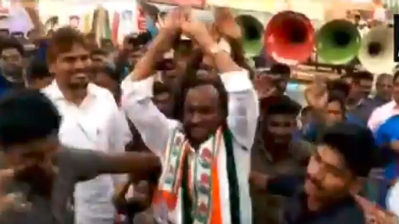 నడిరోడ్డుపై నాగిని డ్యాన్స్ చేసిన కర్ణాటక మంత్రి నాగరాజు (వీడియో) నడిరోడ్డుపై నాగిని డ్యాన్స్ చేసిన కర్ణాటక మంత్రి నాగరాజు (వీడియో)