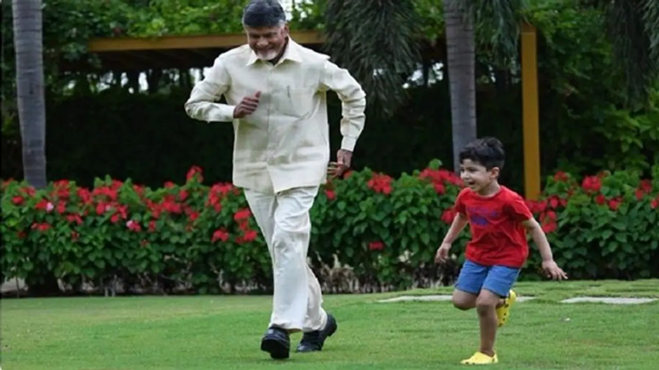 మనవడు దేవాన్ష్తో చంద్రబాబు ఆటవిడుపు మనవడు దేవాన్ష్తో చంద్రబాబు ఆటవిడుపు