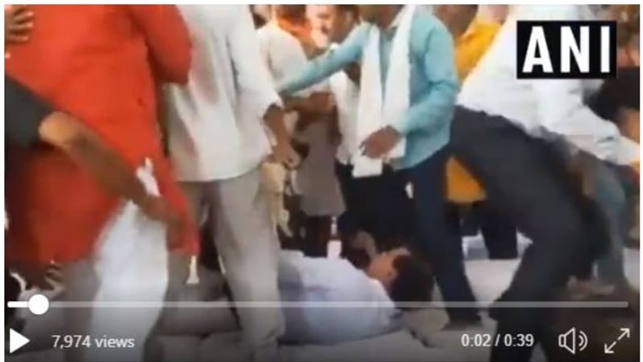 മന്ത്രിയുടെ പൊതുപരിപാടിക്കിടെ ബിജെപി പ്രവര്ത്തകരുടെ വക ഗ്രൂപ്പ് തിരിഞ്ഞ് കൂട്ടത്തല്ല് മന്ത്രിയുടെ പൊതുപരിപാടിക്കിടെ ബിജെപി പ്രവര്ത്തകരുടെ വക ഗ്രൂപ്പ് തിരിഞ്ഞ് കൂട്ടത്തല്ല്