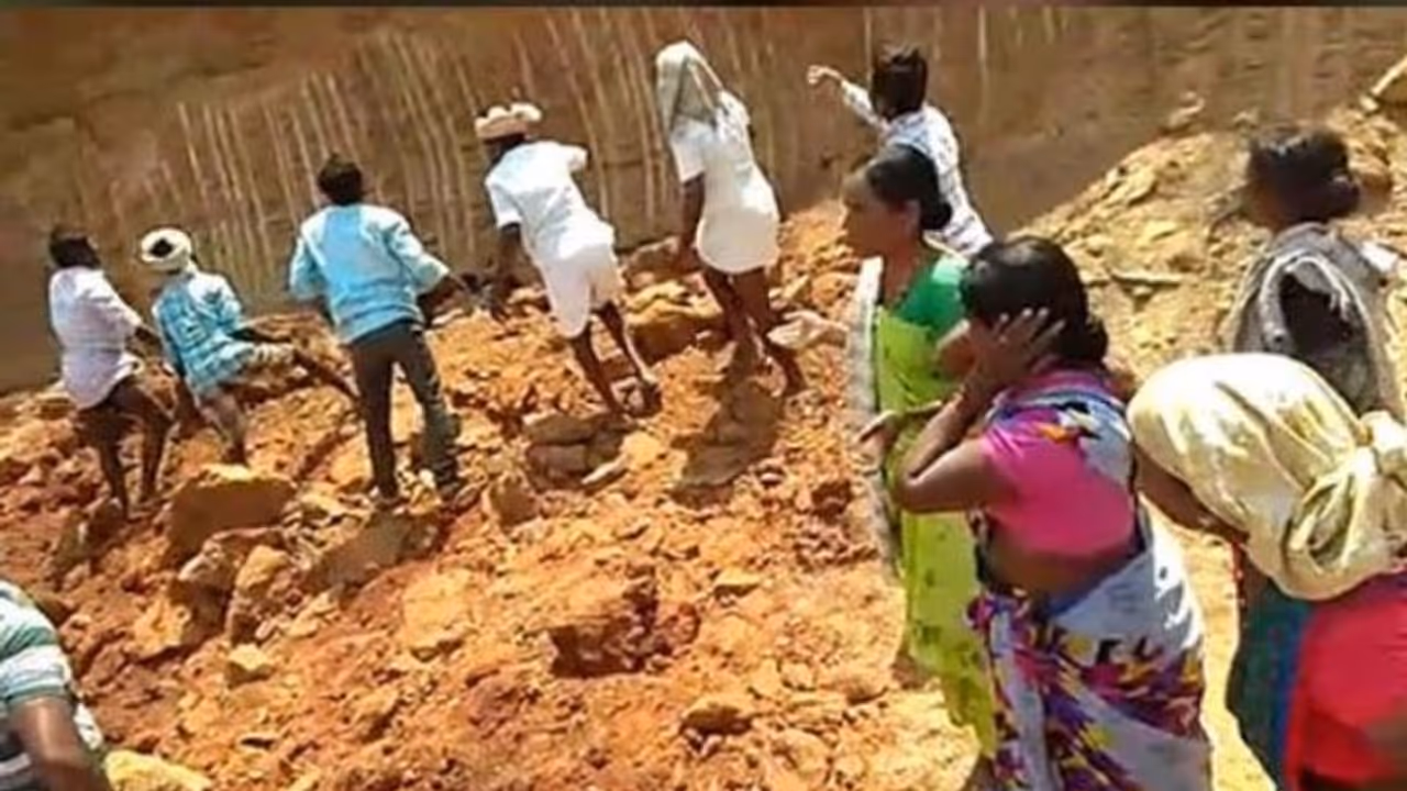 തെലങ്കാനയിൽ തൊഴിലുറപ്പ് ജോലിക്കിടെ മണ്ണിടിഞ്ഞു വീണ് 10 സ്ത്രീകൾ മരിച്ചു തെലങ്കാനയിൽ തൊഴിലുറപ്പ് ജോലിക്കിടെ മണ്ണിടിഞ്ഞു വീണ് 10 സ്ത്രീകൾ മരിച്ചു