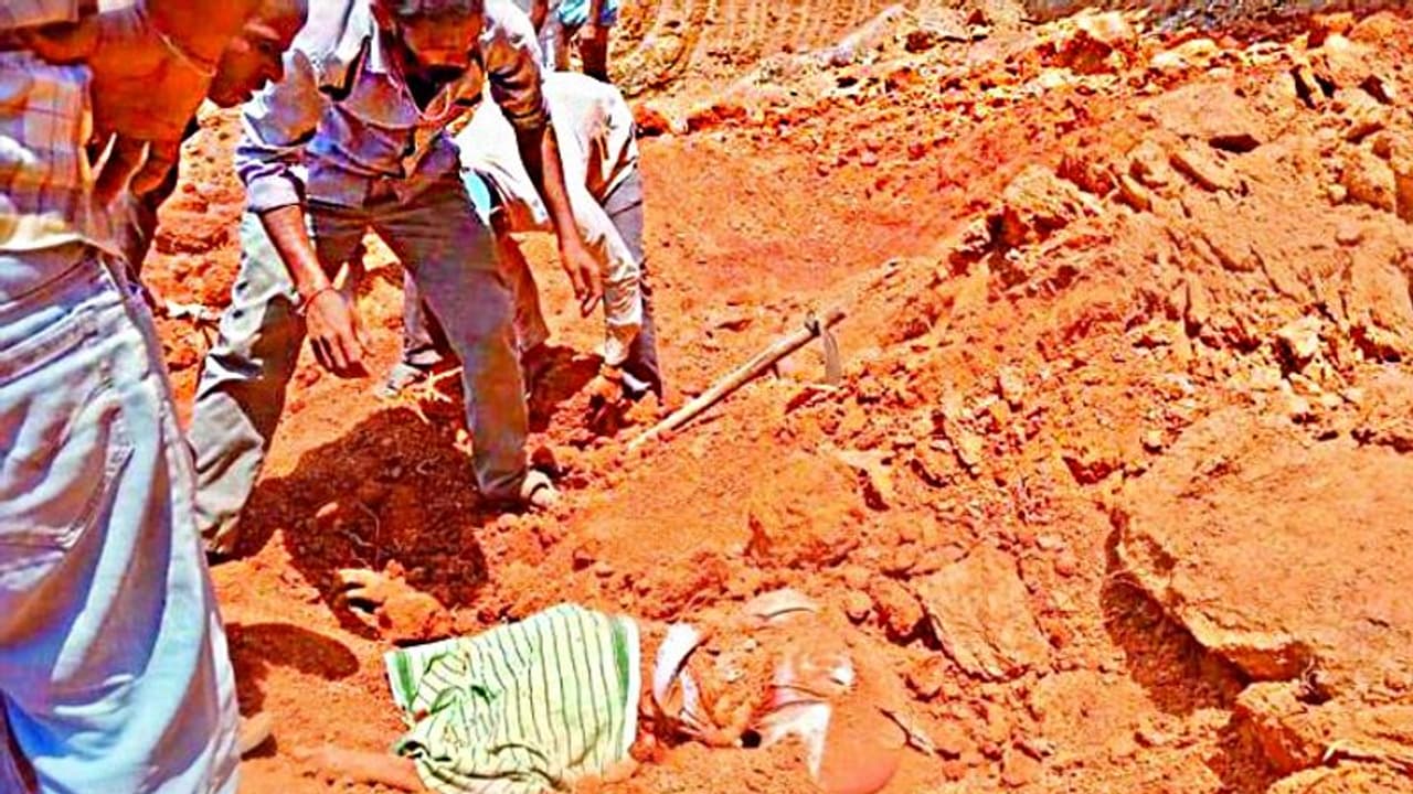 ಮಣ್ಣಿನ ಗುಡ್ಡ ಕುಸಿದು 10 ಮಹಿಳೆಯರ ಜೀವಂತ ಸಮಾಧಿ ಮಣ್ಣಿನ ಗುಡ್ಡ ಕುಸಿದು 10 ಮಹಿಳೆಯರ ಜೀವಂತ ಸಮಾಧಿ