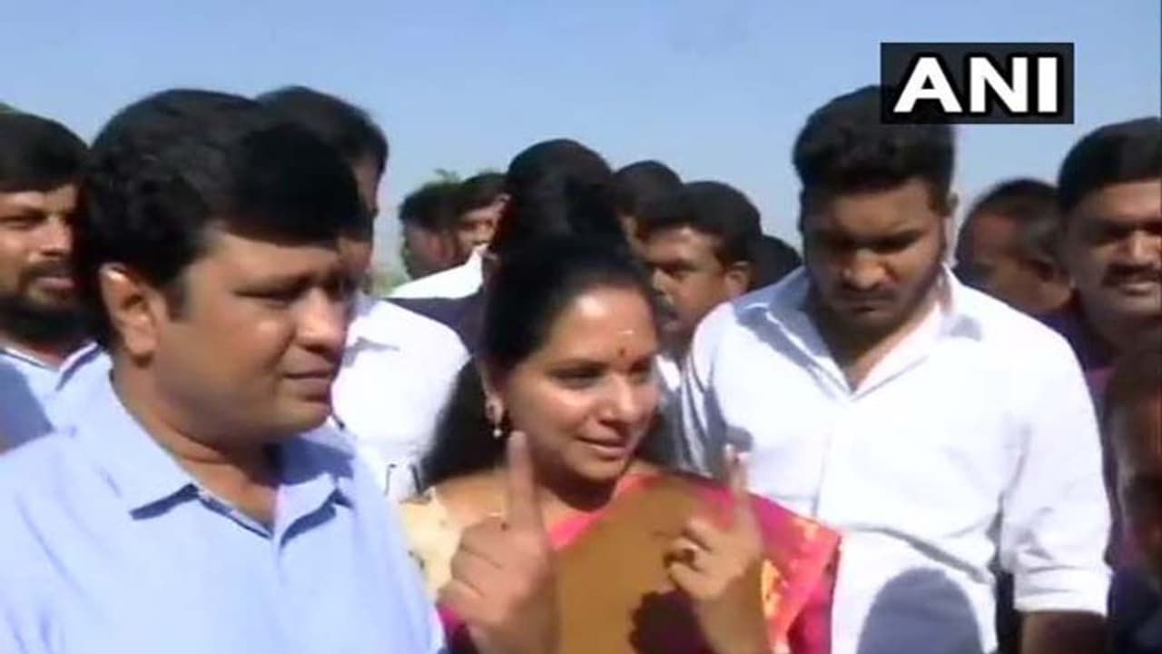 పొతంగల్ లో మొరాయించిన ఈవీఎంలు... కవిత అసహనం పొతంగల్ లో మొరాయించిన ఈవీఎంలు... కవిత అసహనం