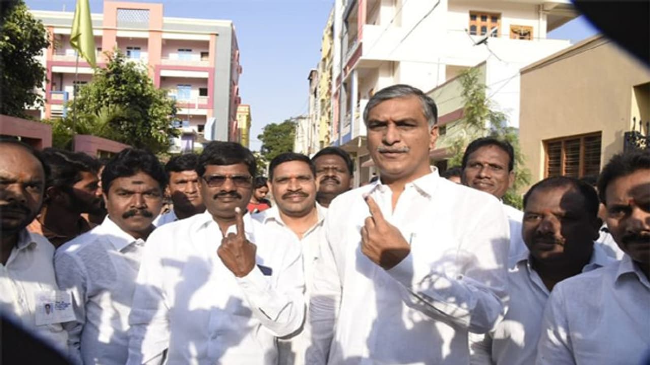 సిద్దిపేటలో ఓటేసిన హరీష్... ఓటింగ్ శాతాన్ని పెంచాలంటూ పిలుపు సిద్దిపేటలో ఓటేసిన హరీష్... ఓటింగ్ శాతాన్ని పెంచాలంటూ పిలుపు