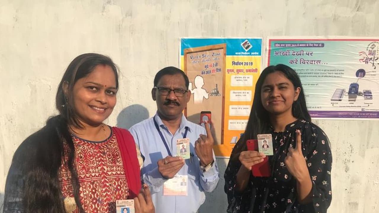 महिलाओं ने मतदान में दिखाई ताकत महिलाओं ने मतदान में दिखाई ताकत