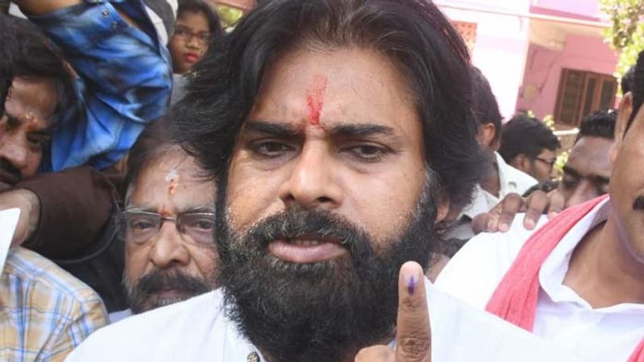 క్యూను దాటేసి ఓటేసిన పవన్ కళ్యాణ్: ఓటర్ల అసహనం క్యూను దాటేసి ఓటేసిన పవన్ కళ్యాణ్: ఓటర్ల అసహనం