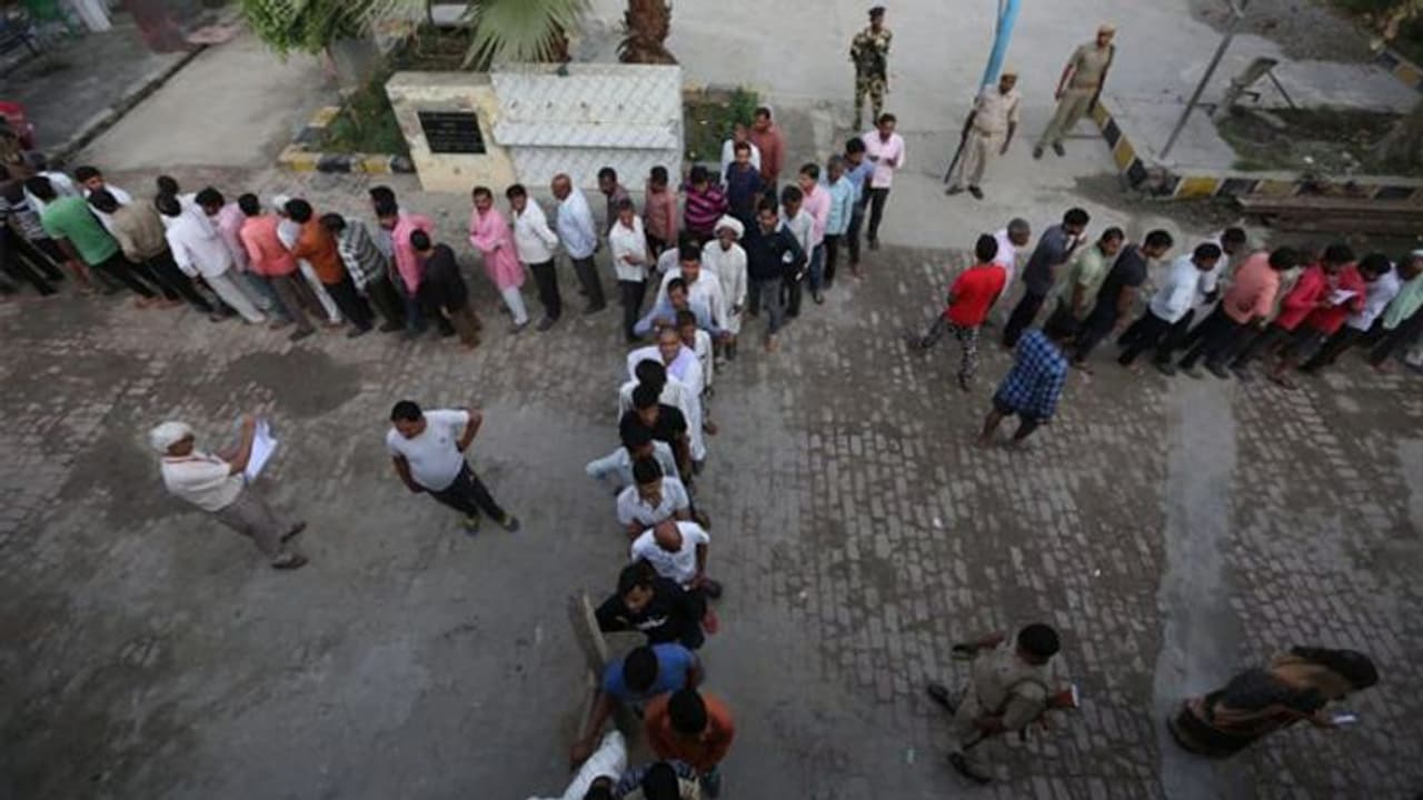 ആദ്യഘട്ട വോട്ടെടുപ്പ് പുരോഗമിക്കുന്നു: തുടക്കത്തില് ഭേദപ്പെട്ട പോളിംഗ് ആദ്യഘട്ട വോട്ടെടുപ്പ് പുരോഗമിക്കുന്നു: തുടക്കത്തില് ഭേദപ്പെട്ട പോളിംഗ്