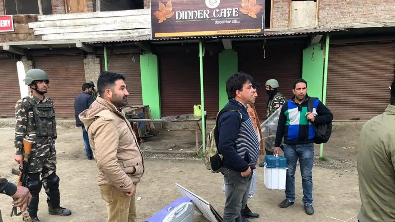 कश्मीर में भी दिखा मतदान को लेकर उत्साह, तस्वीरों से देखें कैसे हो रहा है आतंक का विरोध