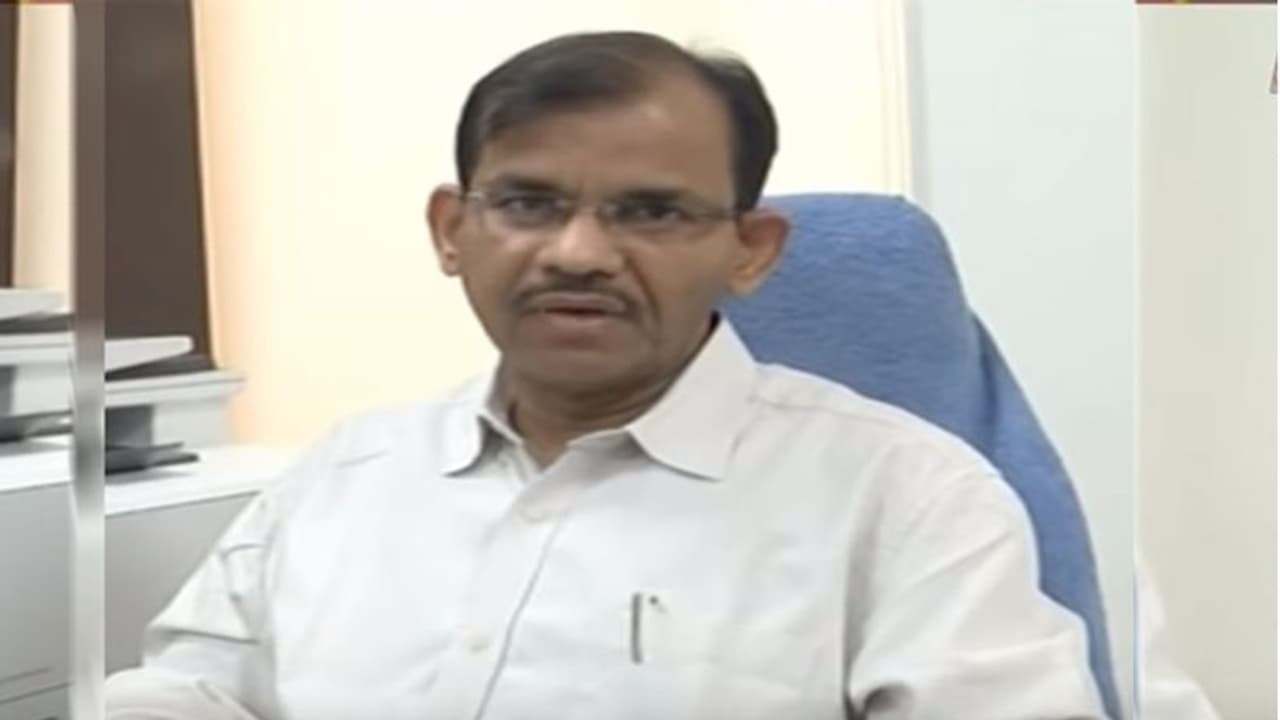 ఏ పార్టీకి వేస్తే ఆ పార్టీకే పడుతుంది: బాబుకు ద్వివేది కౌంటర్ ఏ పార్టీకి వేస్తే ఆ పార్టీకే పడుతుంది: బాబుకు ద్వివేది కౌంటర్