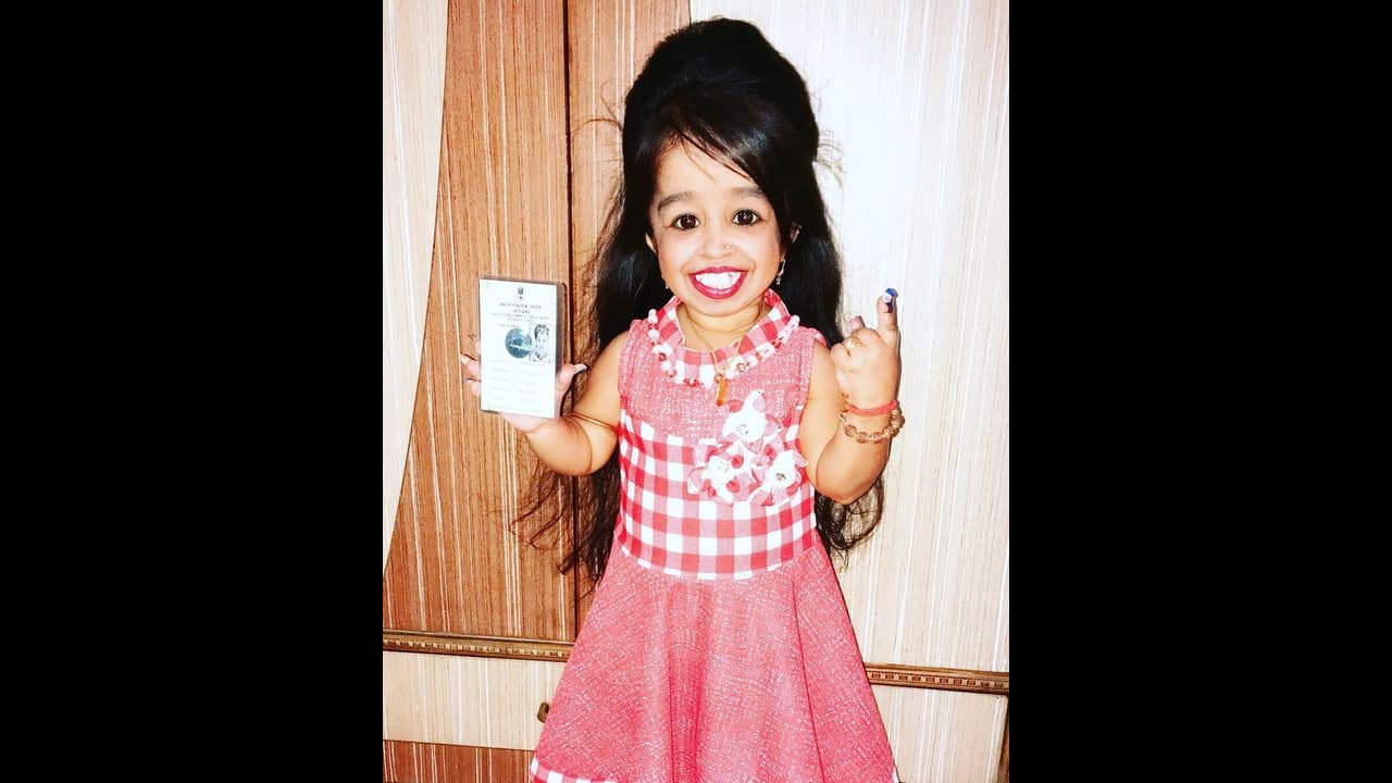 ಮೂರ್ತಿ ಚಿಕ್ಕದು, ಸಂದೇಶ ದೊಡ್ಡದು: ಮತದಾನದ 'ಜ್ಯೋತಿ'ಬೆಳಗಿಸಿದ ಕುಬ್ಜ ಮಹಿಳೆ! ಮೂರ್ತಿ ಚಿಕ್ಕದು, ಸಂದೇಶ ದೊಡ್ಡದು: ಮತದಾನದ 'ಜ್ಯೋತಿ'ಬೆಳಗಿಸಿದ ಕುಬ್ಜ ಮಹಿಳೆ!