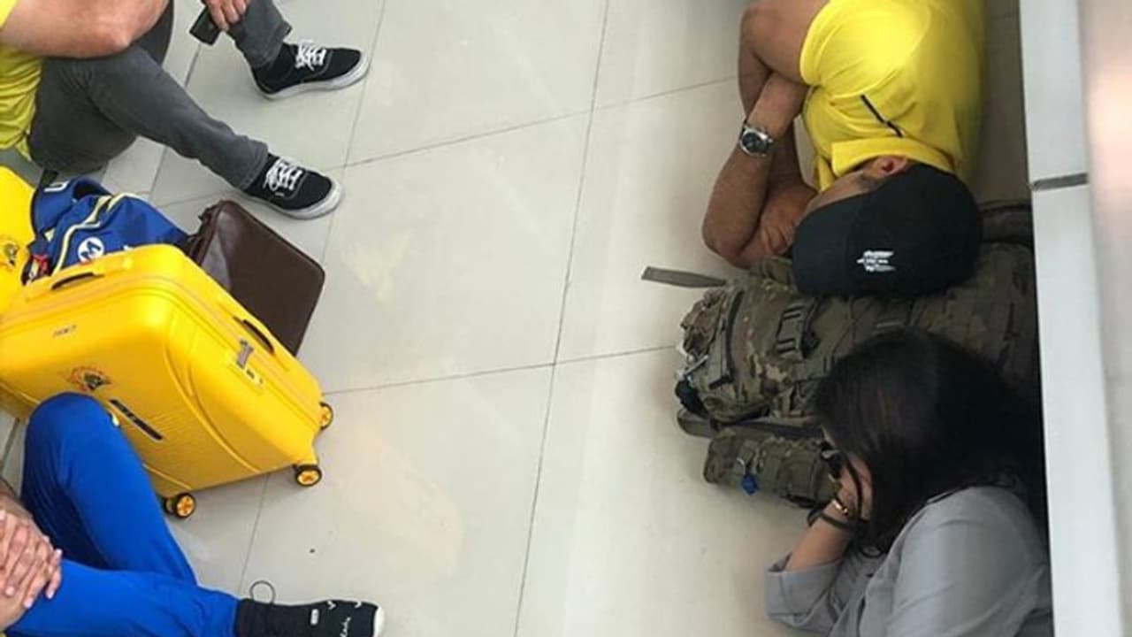 ಏರ್‌ಪೋರ್ಟ್ ನೆಲದಲ್ಲೇ ಮಲಗಿದ ಧೋನಿ, ಸಾಕ್ಷಿ!