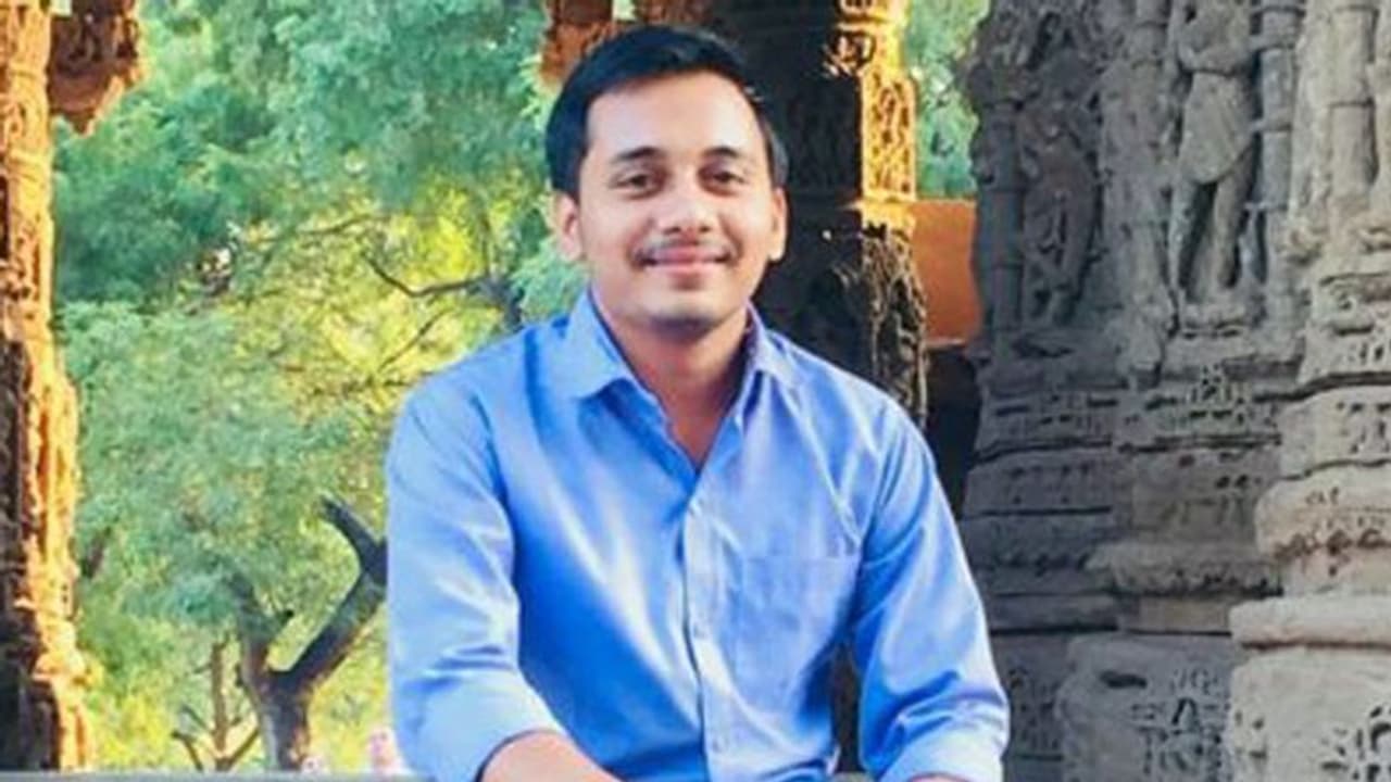 പട്ടിണിയില് നിന്നും ദാരിദ്ര്യത്തില് നിന്നും ഐ ഐ എമ്മിലേക്ക്; ഈ അച്ഛനും അമ്മയ്ക്കും അഭിമാന നിമിഷം പട്ടിണിയില് നിന്നും ദാരിദ്ര്യത്തില് നിന്നും ഐ ഐ എമ്മിലേക്ക്; ഈ അച്ഛനും അമ്മയ്ക്കും അഭിമാന നിമിഷം