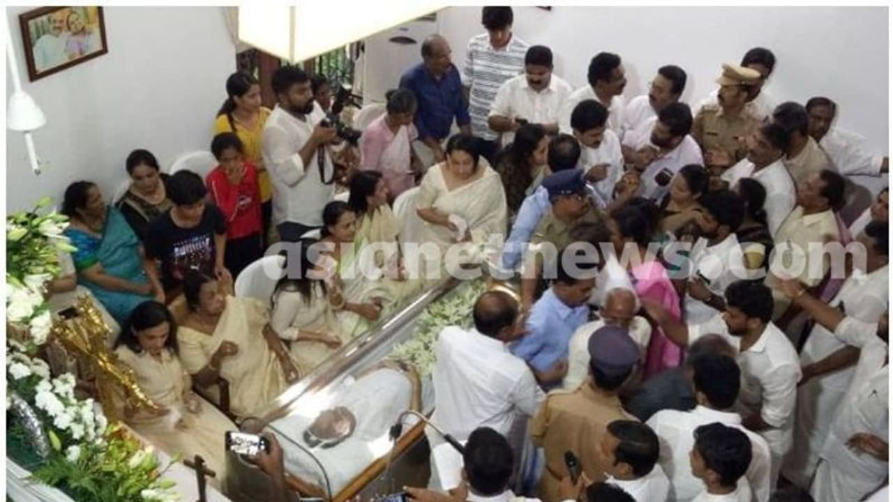 കെ എം മാണിയുടെ മൃതശരീരം കരിങ്ങോഴക്കൽ വീട്ടിലെത്തിച്ചു കെ എം മാണിയുടെ മൃതശരീരം കരിങ്ങോഴക്കൽ വീട്ടിലെത്തിച്ചു