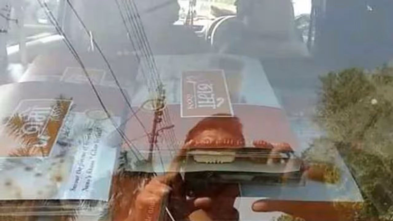 പോളിംഗ് സ്റ്റേഷനില് നോട്ടപ്പുള്ളിയായി 'നമോ' ഭക്ഷണപ്പൊതി! പോളിംഗ് സ്റ്റേഷനില് നോട്ടപ്പുള്ളിയായി 'നമോ' ഭക്ഷണപ്പൊതി!