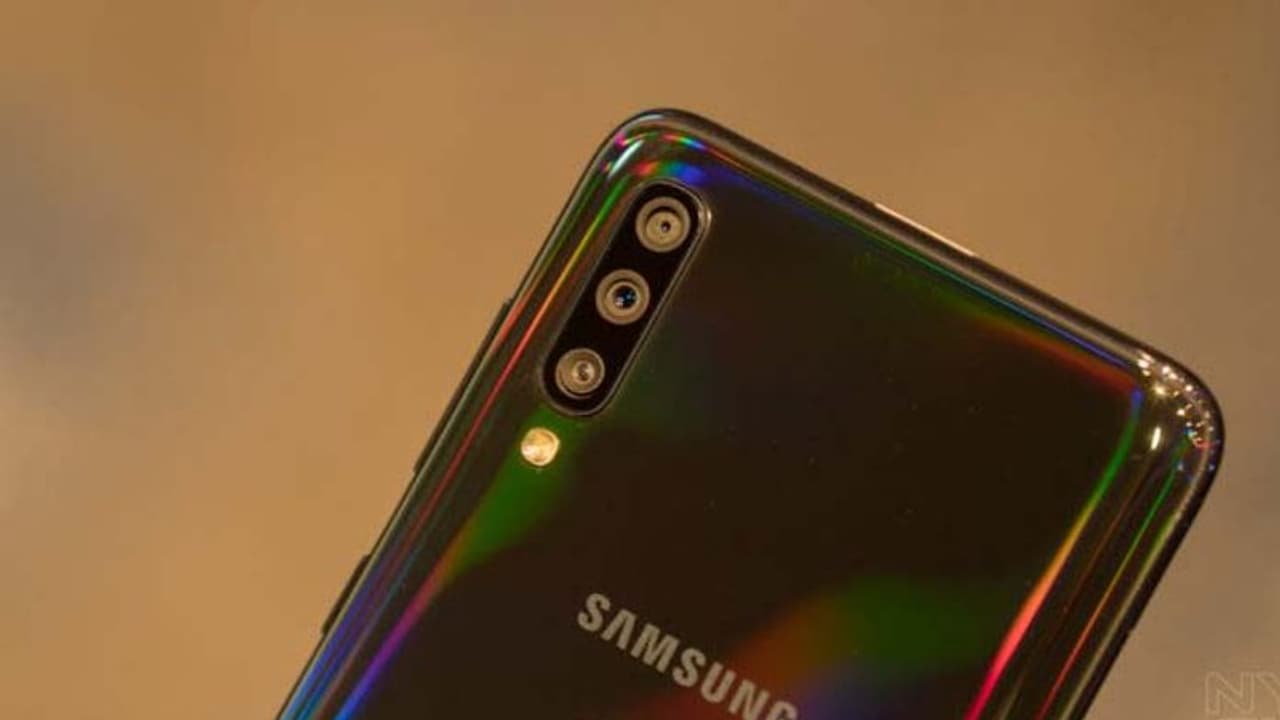 రొటేటింగ్ ట్రిపుల్ కెమెరా: శామ్సంగ్ గెలాక్సీ ‘ఏ80’ స్పెషల్ రొటేటింగ్ ట్రిపుల్ కెమెరా: శామ్సంగ్ గెలాక్సీ ‘ఏ80’ స్పెషల్