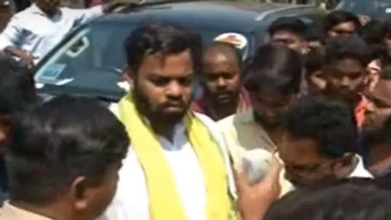 జగత్ విఖ్యాత్ రెడ్డి, భార్గవ్ రామ్ కి బెయిల్లో ట్విస్ట్: షూరిటీకి రేపటితో ముగియనున్న గడువు జగత్ విఖ్యాత్ రెడ్డి, భార్గవ్ రామ్ కి బెయిల్లో ట్విస్ట్: షూరిటీకి రేపటితో ముగియనున్న గడువు