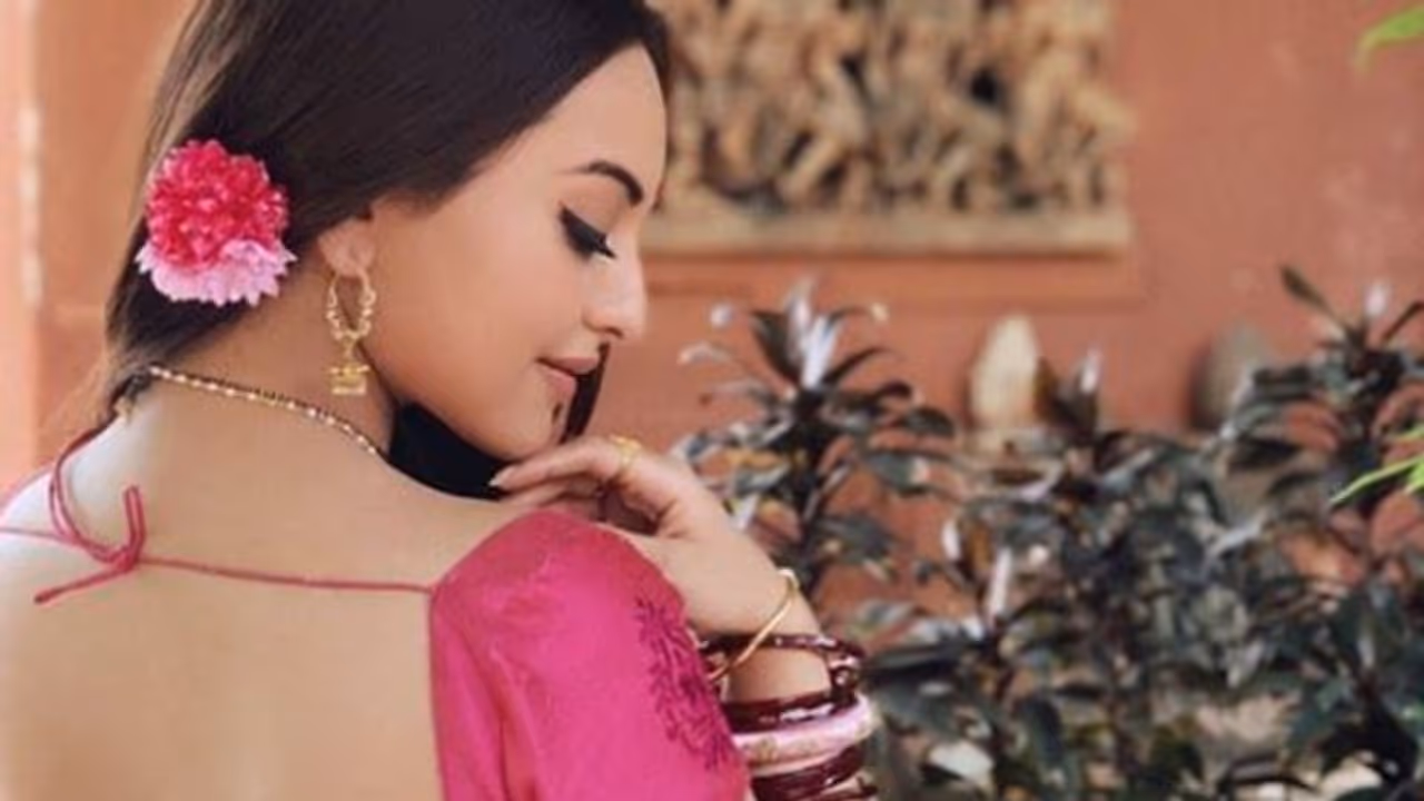 కరోనా ఎఫెక్ట్: అది నా పర్సనల్ మ్యాటర్.. ట్రోలర్స్ కి గట్టిగా ఇచ్చిన సోనాక్షి కరోనా ఎఫెక్ట్: అది నా పర్సనల్ మ్యాటర్.. ట్రోలర్స్ కి గట్టిగా ఇచ్చిన సోనాక్షి