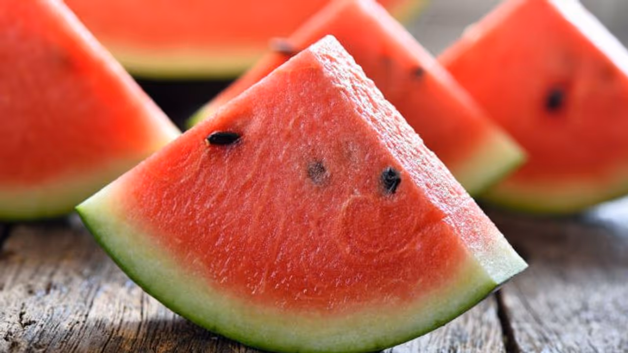 ಕಲ್ಲಂಗಡಿ ತಿಂದ್ರೆ ಮಹಾಮಾರಿ ಕೊರೋನಾ ವೈರಸ್ ಬರೋದಿಲ್ಲ: ಬಿ. ಸಿ. ಪಾಟೀಲ ಕಲ್ಲಂಗಡಿ ತಿಂದ್ರೆ ಮಹಾಮಾರಿ ಕೊರೋನಾ ವೈರಸ್ ಬರೋದಿಲ್ಲ: ಬಿ. ಸಿ. ಪಾಟೀಲ