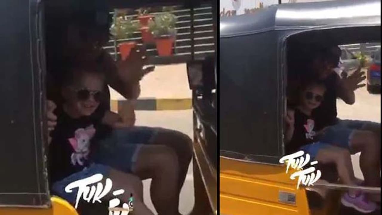 సిటీ రోడ్లపై కూతురుతో కలిసి ‘టుక్ టుక్’లో వార్నర్ చక్కర్లు(వీడియో) సిటీ రోడ్లపై కూతురుతో కలిసి ‘టుక్ టుక్’లో వార్నర్ చక్కర్లు(వీడియో)