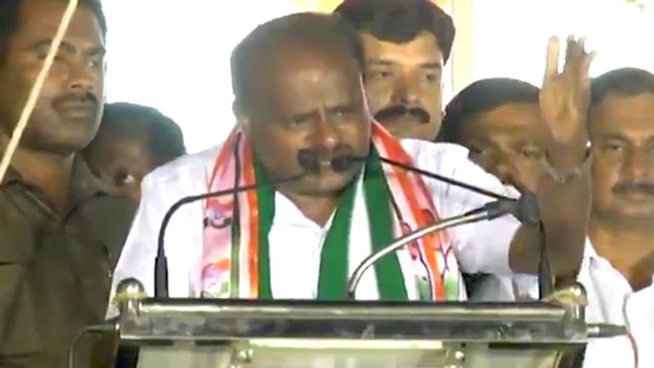 సుమలతపై 16న రాళ్ల దాడి: కుమారస్వామి సంచలన వ్యాఖ్యలు సుమలతపై 16న రాళ్ల దాడి: కుమారస్వామి సంచలన వ్యాఖ్యలు