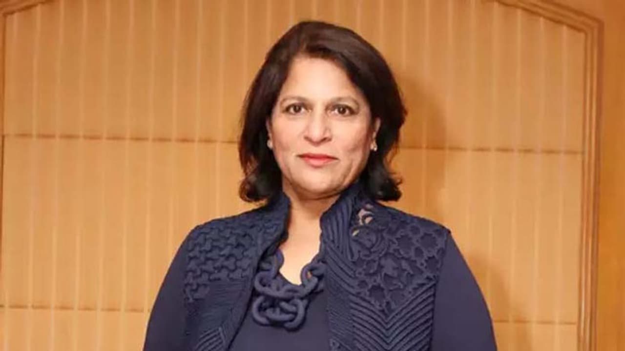 శోభన కామినేని ఓటు గల్లంతు: ఇద్దరు సస్పెండ్ శోభన కామినేని ఓటు గల్లంతు: ఇద్దరు సస్పెండ్