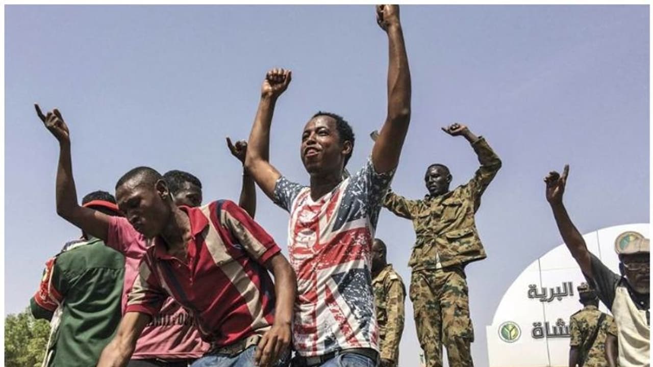 സുഡാനിൽ പ്രസിഡന്‍റിനെ പുറത്താക്കി; സെെന്യം അധികാരം പിടിച്ചെടുത്തു