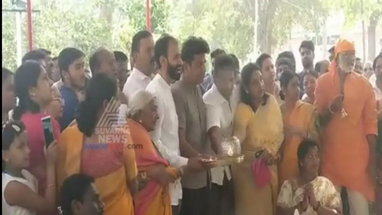 ಇಂದು ರಾಜ್ ಪುಣ್ಯತಿಥಿ; ಕಂಠೀರವದಲ್ಲಿ ಕುಟುಂಬ, ಅಭಿಮಾನಿಗಳಿಂದ ಪೂಜೆ ಇಂದು ರಾಜ್ ಪುಣ್ಯತಿಥಿ; ಕಂಠೀರವದಲ್ಲಿ ಕುಟುಂಬ, ಅಭಿಮಾನಿಗಳಿಂದ ಪೂಜೆ