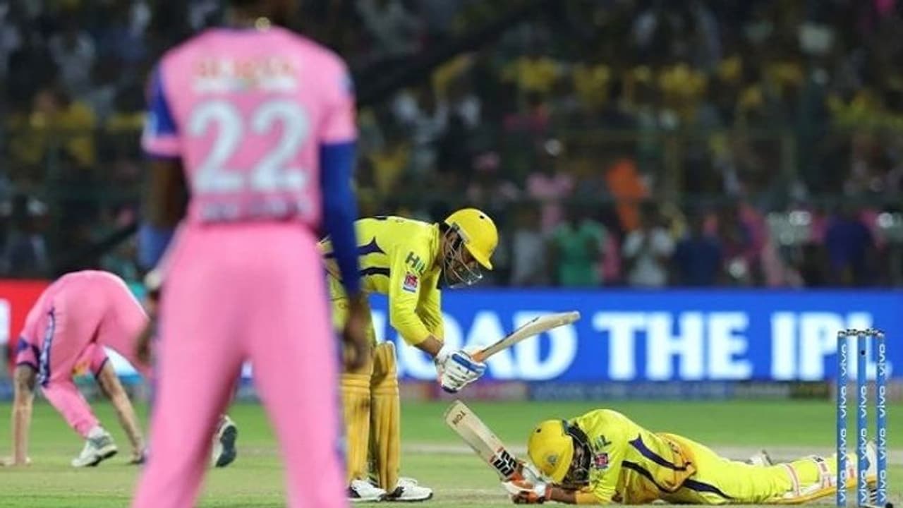 ಸಿಕ್ಸರ್ ಬಾರಿಸಿದ ಜಡೇಜಾ ತಲೆ ಮೇಲೆ ಹೊಡೆದ ಧೋನಿ! ಸಿಕ್ಸರ್ ಬಾರಿಸಿದ ಜಡೇಜಾ ತಲೆ ಮೇಲೆ ಹೊಡೆದ ಧೋನಿ!