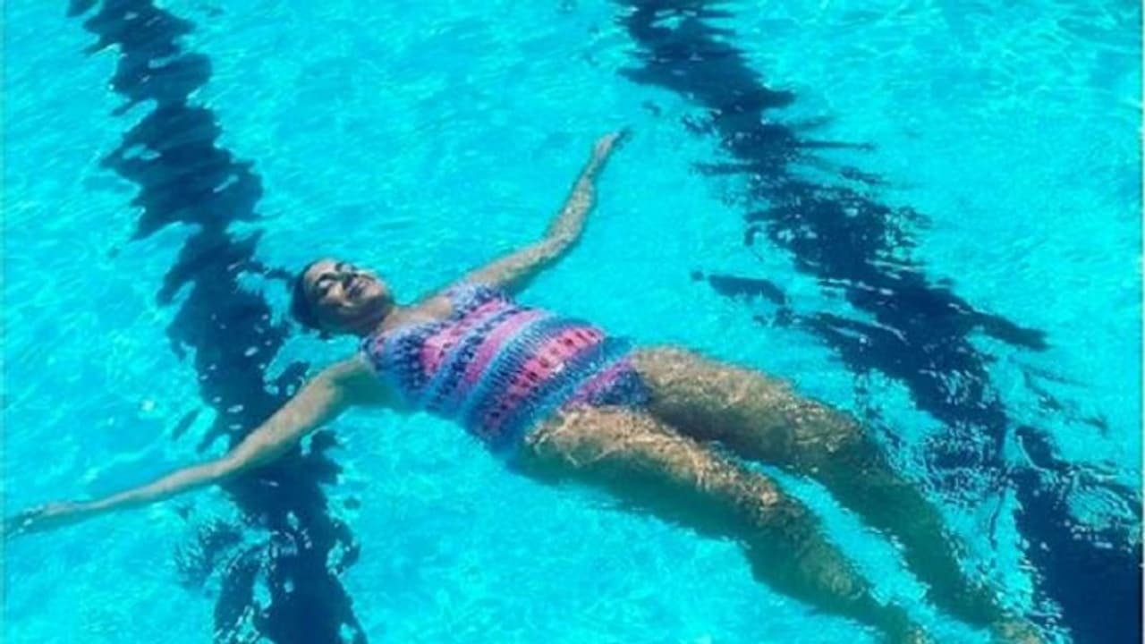 6 ತಿಂಗಳ ಗರ್ಭಿಣಿಯಾಗಿದ್ದರೂ ಸ್ವಿಮ್ ಮಾಡಿ ಪೋಸ್ ಕೊಟ್ಟ ಬಾಲಿವುಡ್ ಬೆಡಗಿ! 6 ತಿಂಗಳ ಗರ್ಭಿಣಿಯಾಗಿದ್ದರೂ ಸ್ವಿಮ್ ಮಾಡಿ ಪೋಸ್ ಕೊಟ್ಟ ಬಾಲಿವುಡ್ ಬೆಡಗಿ!