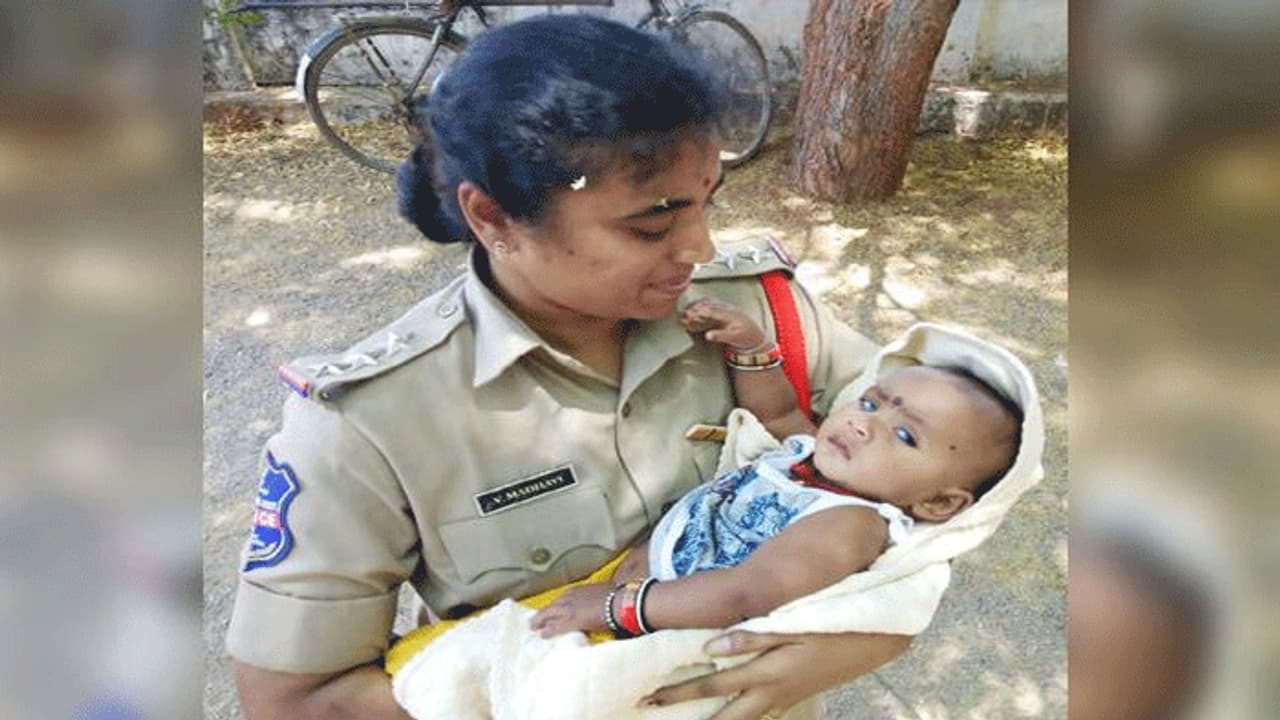 ఎన్నికల విధుల్లో.. మాతృత్వాన్ని చాటిన మహిళా సీఐ ఎన్నికల విధుల్లో.. మాతృత్వాన్ని చాటిన మహిళా సీఐ