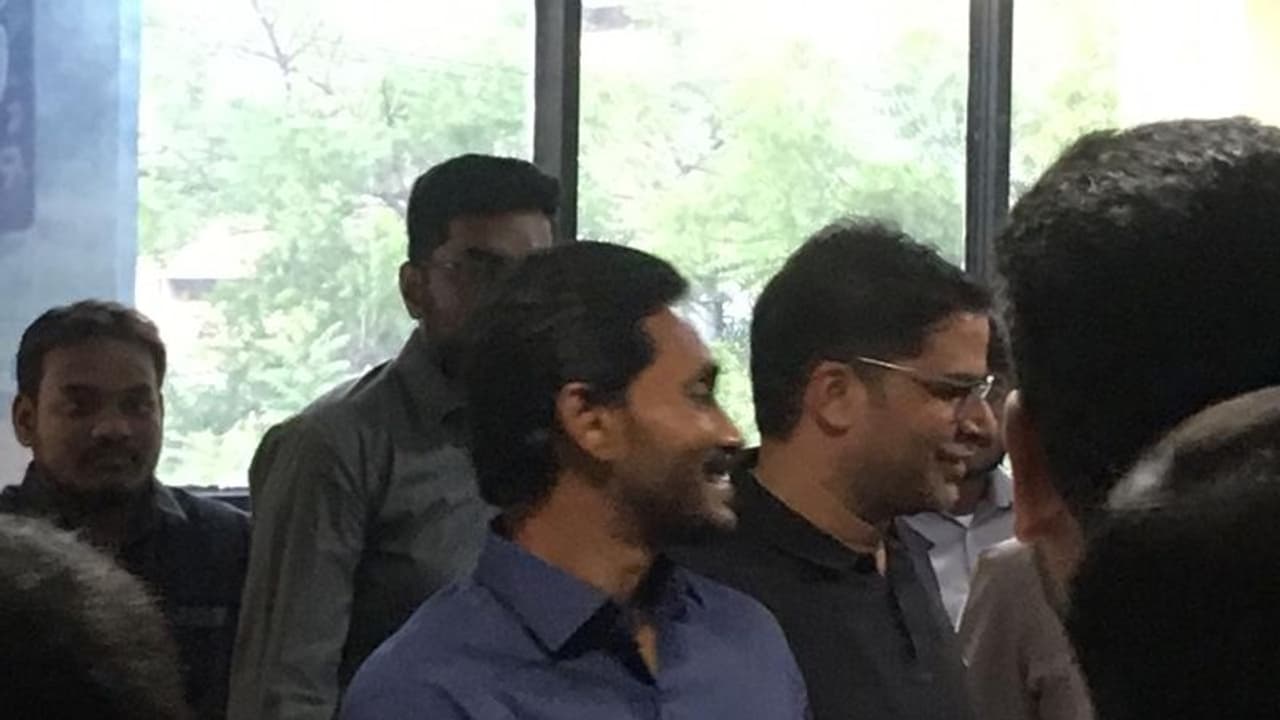 ప్రశాంత్ కిశోర్ టీమ్ కి జగన్ పార్టీ చెల్లింపులు ఎంతో తెలుసా? ప్రశాంత్ కిశోర్ టీమ్ కి జగన్ పార్టీ చెల్లింపులు ఎంతో తెలుసా?