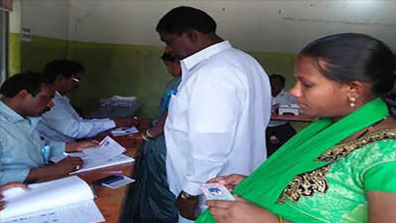 'പിന്നെ പ്രസവിക്കാം, ആദ്യം ഞാനൊന്ന് വോട്ട് ചെയ്യട്ടെ'; ഇത് നാഗ എന്ന പൂര്ണഗര്ഭിണിയുടെ ജീവിതകഥ 'പിന്നെ പ്രസവിക്കാം, ആദ്യം ഞാനൊന്ന് വോട്ട് ചെയ്യട്ടെ'; ഇത് നാഗ എന്ന പൂര്ണഗര്ഭിണിയുടെ ജീവിതകഥ