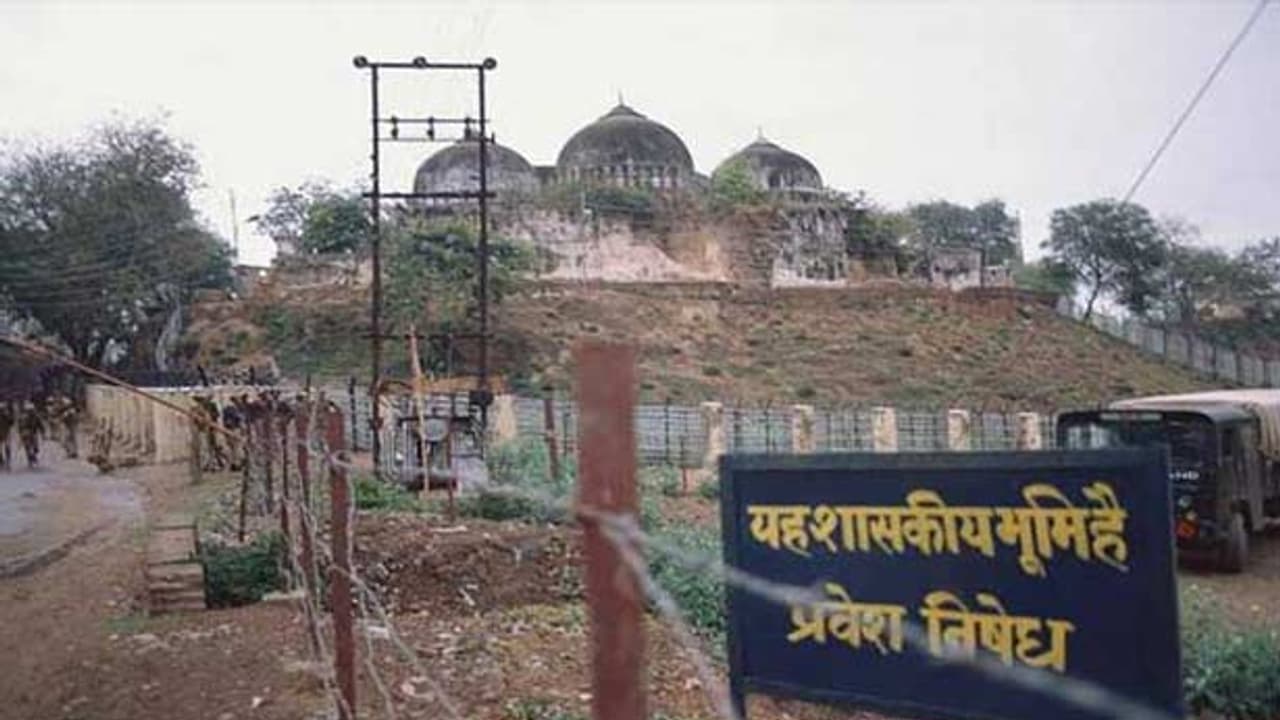 நகைக்கு பதில் ஆயுதங்களை வாங்கிக் குவியுங்கள்...!! பாஜக தலைவர் கோக்குமாக்கு பேச்சு..!! நகைக்கு பதில் ஆயுதங்களை வாங்கிக் குவியுங்கள்...!! பாஜக தலைவர் கோக்குமாக்கு பேச்சு..!!