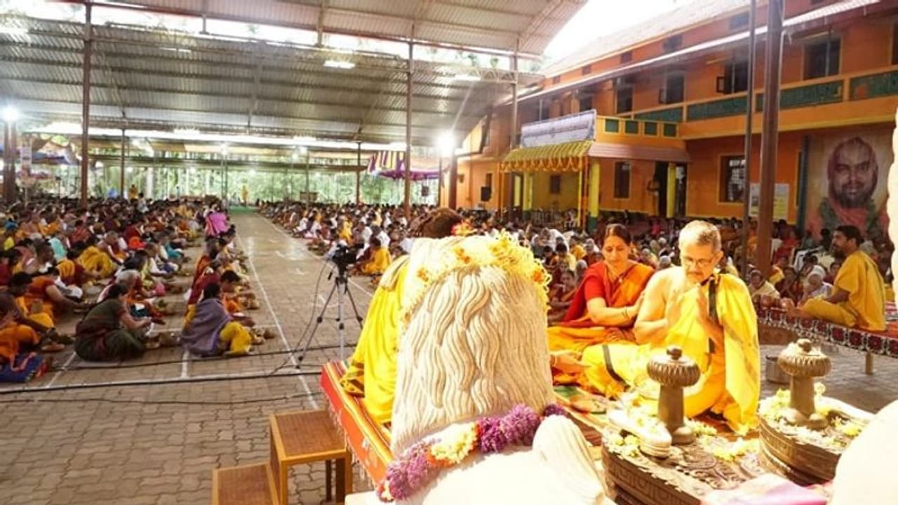 ಸೇವೆಯ ಮುಂದೆ ಸಂಪತ್ತು ಗೌಣ: ಯೋಗಪಟ್ಟಾಭಿಷೇಕದಲ್ಲಿ ರಾಘವೇಶ್ವರ ಸ್ವಾಮೀಜಿ ಸೇವೆಯ ಮುಂದೆ ಸಂಪತ್ತು ಗೌಣ: ಯೋಗಪಟ್ಟಾಭಿಷೇಕದಲ್ಲಿ ರಾಘವೇಶ್ವರ ಸ್ವಾಮೀಜಿ