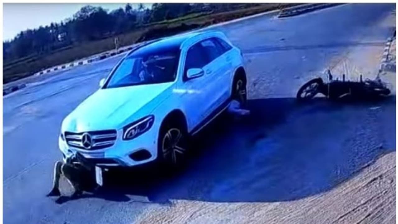അമിതവേഗതയിലെത്തിയ കാറിന് അടിയില്‍ പെട്ട് ബൈക്ക് യാത്രക്കാര്‍; വീഡിയോ