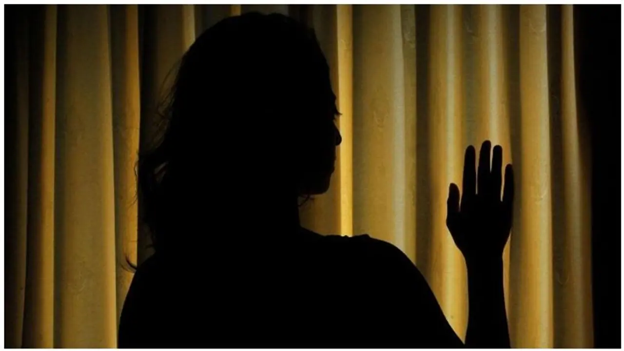 మహిళతో అసభ్యంగా ప్రవర్తించిన కానిస్టేబుల్ మహిళతో అసభ్యంగా ప్రవర్తించిన కానిస్టేబుల్