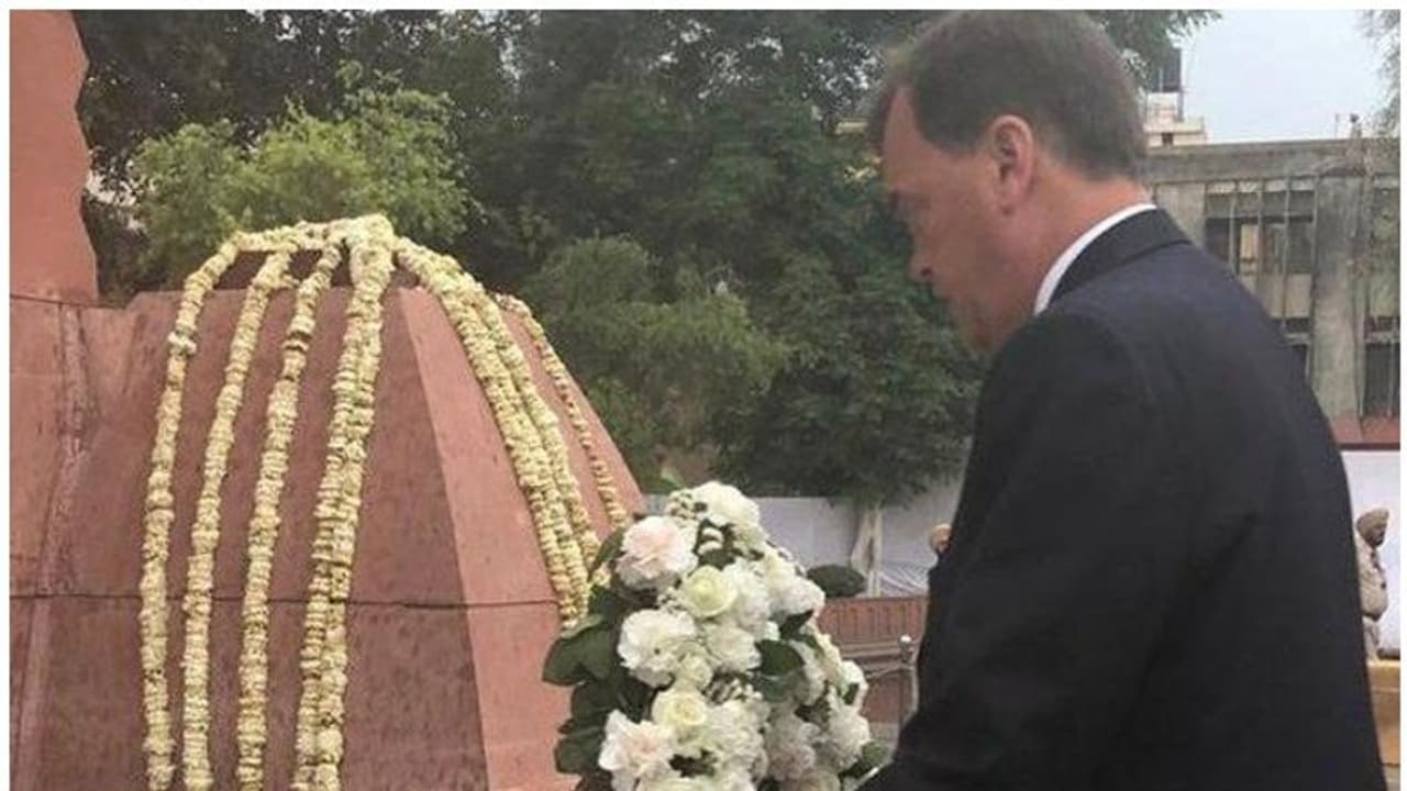 കുറ്റബോധത്തിന്റെ ഒരുകെട്ട് പൂക്കളുമായി ബ്രിട്ടീഷ് സ്ഥാനപതി ജാലിയന്വാലാബാഗില് കുറ്റബോധത്തിന്റെ ഒരുകെട്ട് പൂക്കളുമായി ബ്രിട്ടീഷ് സ്ഥാനപതി ജാലിയന്വാലാബാഗില്