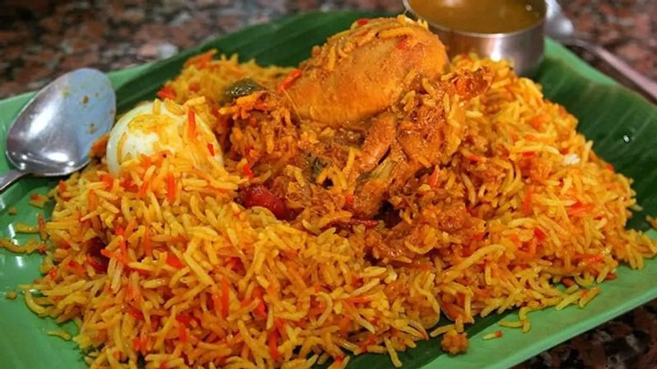 ஒரு ரூபாய்க்கு பிரியாணி..! கொரோனா விபரீதத்தை அலட்சியம் செய்து கும்பலாக முண்டியடித்த மக்கள்..!