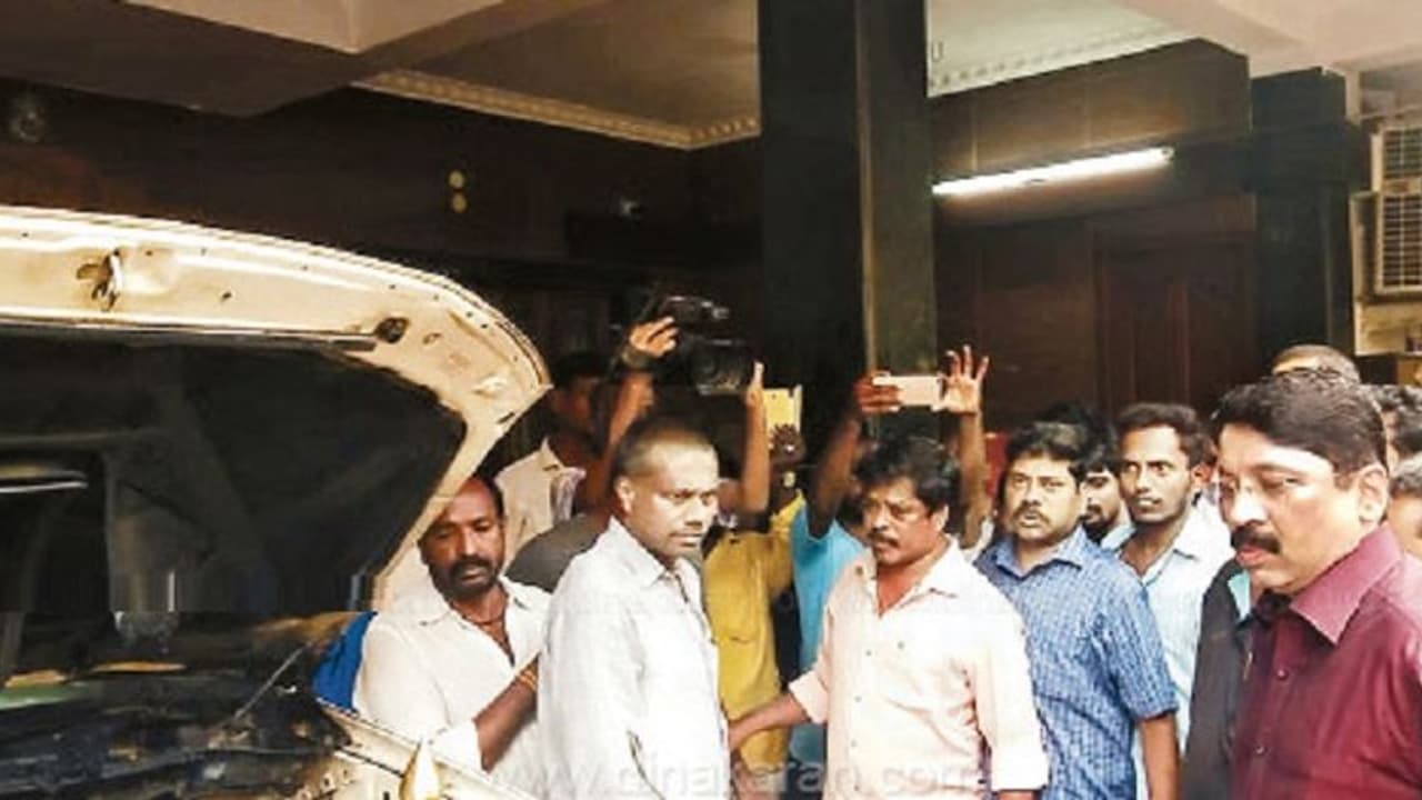 பாமகவினரின் பணப்பட்டு வாடாவை தடுத்த திமுக வீட்டில் பெட்ரோல் குண்டு வீச்சு!! மத்திய சென்னையில் பரபரப்பு... பாமகவினரின் பணப்பட்டு வாடாவை தடுத்த திமுக வீட்டில் பெட்ரோல் குண்டு வீச்சு!! மத்திய சென்னையில் பரபரப்பு...