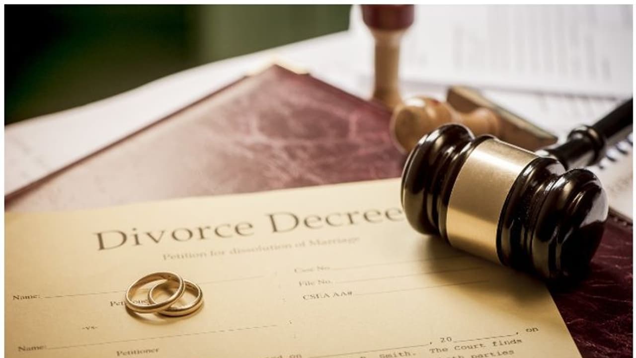 വിവാഹമോചനം; വനിതാ ഡോക്ടര്ക്ക് 1.14 കോടി രൂപ നഷ്ടപരിഹാരം നല്കണമെന്ന് കോടതി വിധി വിവാഹമോചനം; വനിതാ ഡോക്ടര്ക്ക് 1.14 കോടി രൂപ നഷ്ടപരിഹാരം നല്കണമെന്ന് കോടതി വിധി