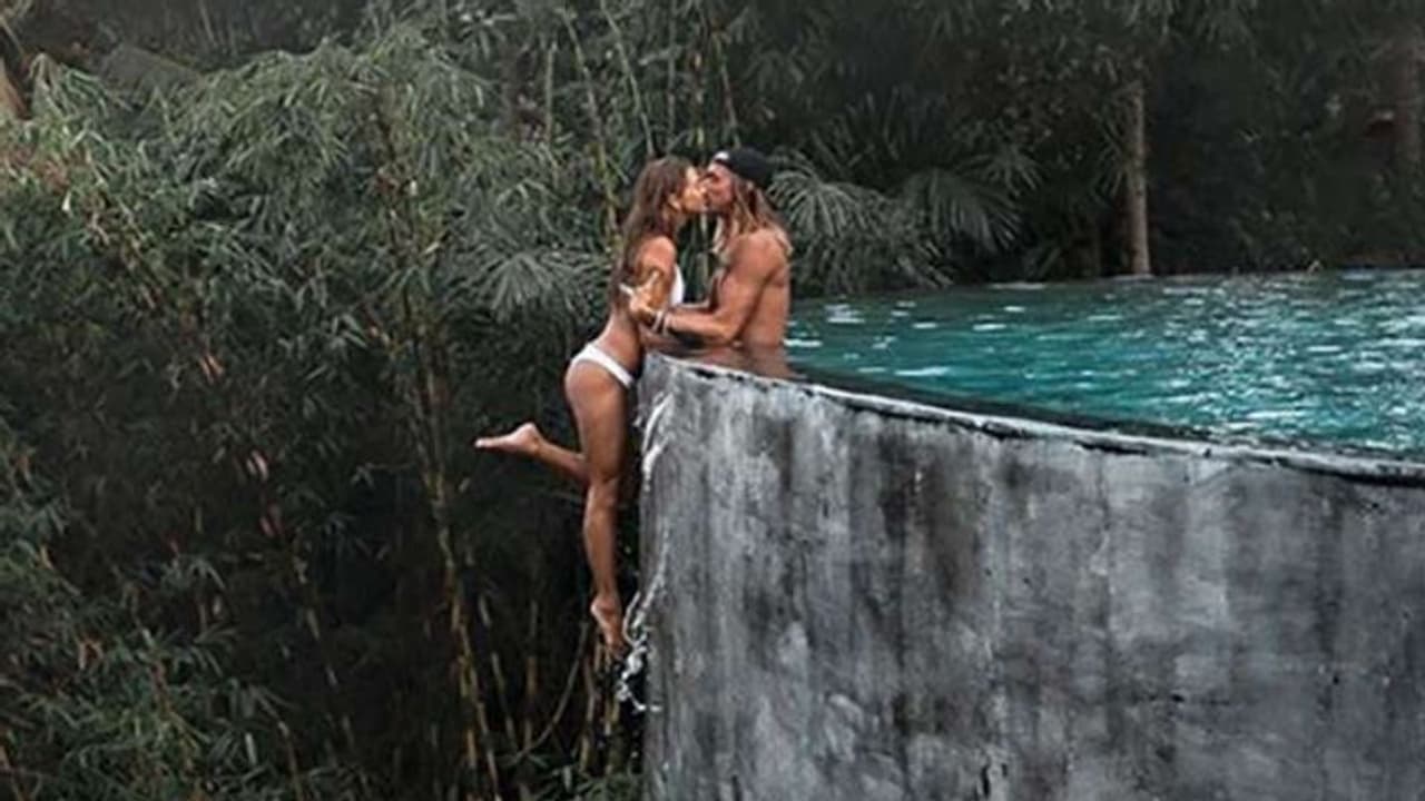 ഉയരമുള്ള പൂളില് തൂങ്ങിനിന്ന് ചുംബിക്കുന്ന ഫോട്ടോ; ആരാധകർക്ക് മറുപടിയുമായി ദമ്പതികള് ഉയരമുള്ള പൂളില് തൂങ്ങിനിന്ന് ചുംബിക്കുന്ന ഫോട്ടോ; ആരാധകർക്ക് മറുപടിയുമായി ദമ്പതികള്