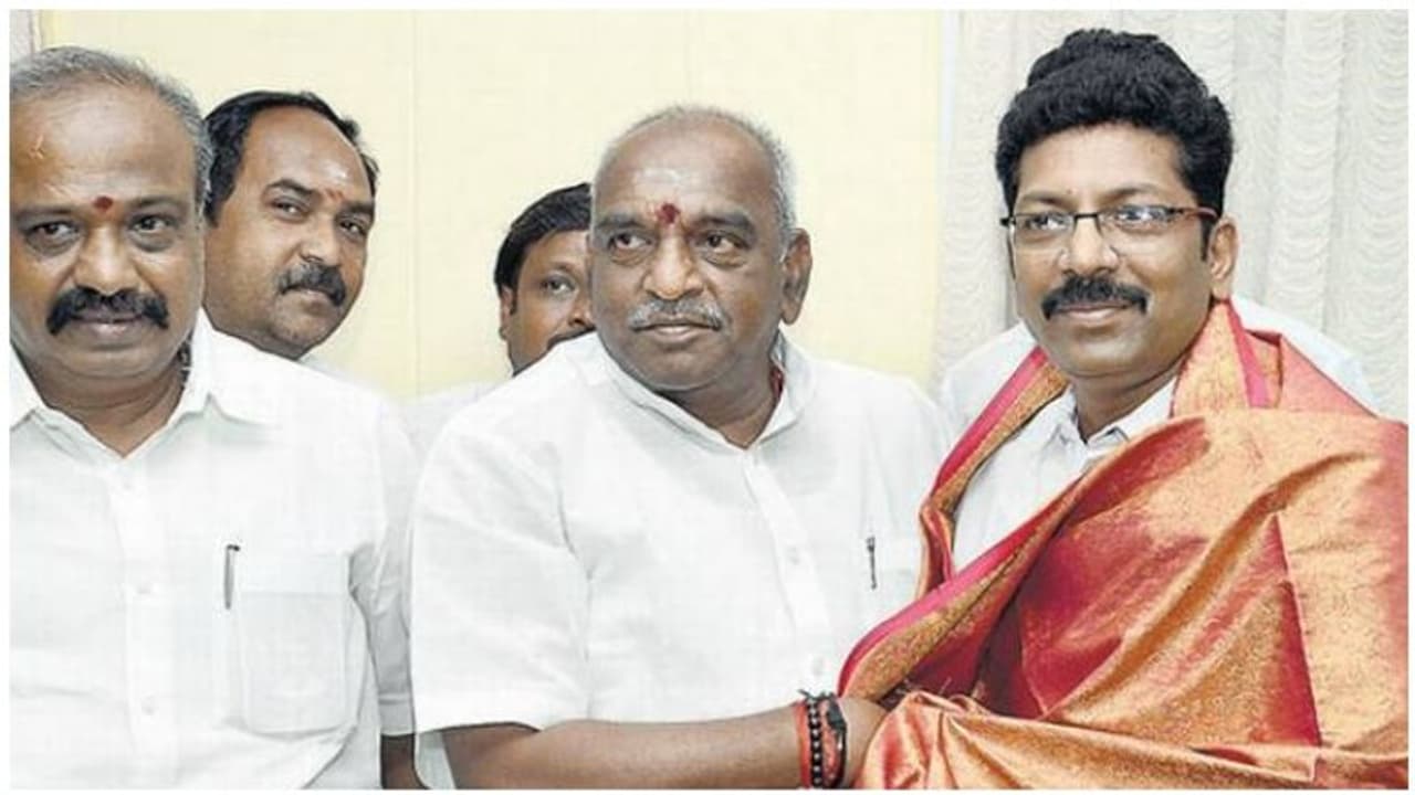 மதுரையில் எங்க கட்சிக்காரர்தான் மேயர்... அதிமுகவுக்கு ஜெர்க் கொடுக்கும் பாஜக..! மதுரையில் எங்க கட்சிக்காரர்தான் மேயர்... அதிமுகவுக்கு ஜெர்க் கொடுக்கும் பாஜக..!