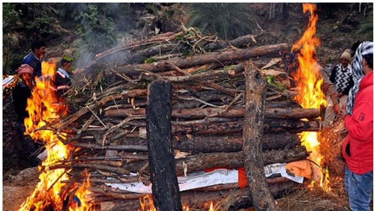 ദളിതരായതിനാൽ ശ്മശാനം വിട്ടുനൽകിയില്ല; ഒടുവിൽ മുത്തശ്ശിയുടെ മൃതദേഹം കാട്ടിൽ അടക്കം ചെയ്തു